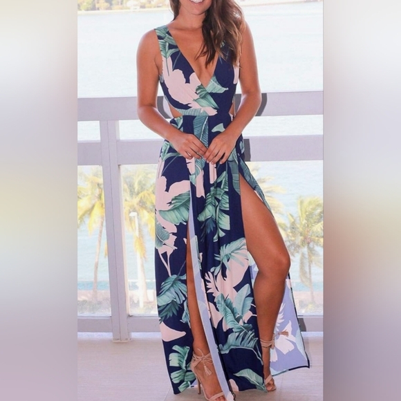Dresses & Skirts - Deep V Neck Casual Summer Maxi Dress. Size L.